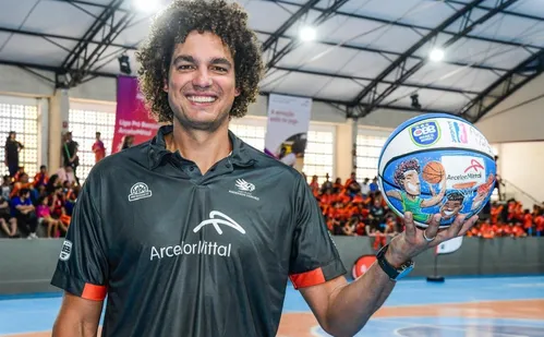
          Imagem ilustrativa da imagem Inspiração para jovens atletas, Anderson Varejão participa de lançamento de liga
          