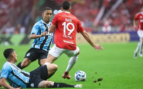 
          Imagem ilustrativa da imagem Internacional perde pênalti no último lance e Grêmio vence Gre-Nal do 'desespero'
          