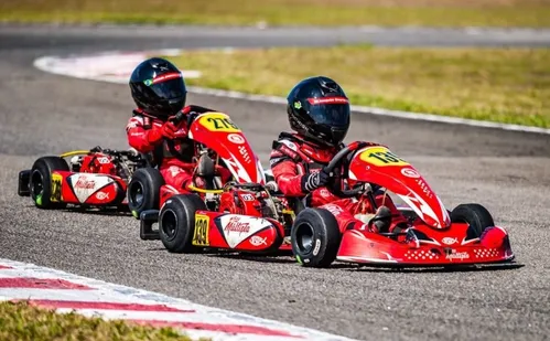
          Imagem ilustrativa da imagem Irmãos Emerick garantem pole e pódios no Capixaba de Kart
          