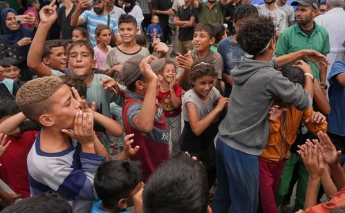 
          Imagem ilustrativa da imagem Israel aprova acordo com Hamas para fim da guerra na Faixa de Gaza
          