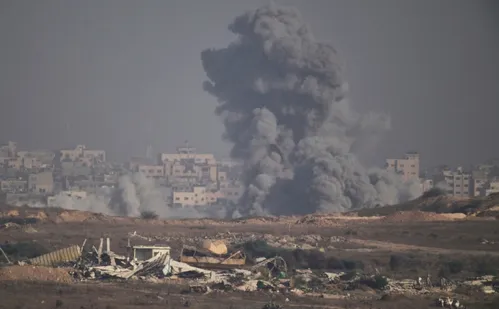 
          Imagem ilustrativa da imagem Israel ataca hospital em Gaza e mata pacientes, funcionários e jornalistas
          