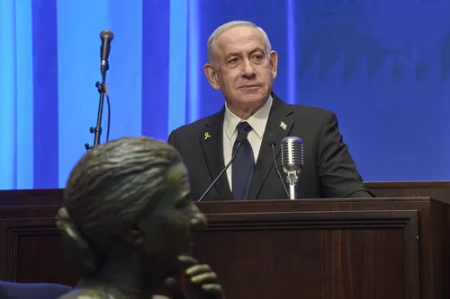 
          Imagem ilustrativa da imagem Israel bombardeia Cidade de Gaza e palestinos fogem
          