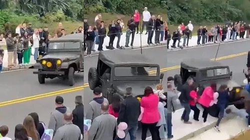 
          Imagem ilustrativa da imagem Jipe atropela 4 pessoas durante desfile do Dia da Independência. Veja o vídeo:
          