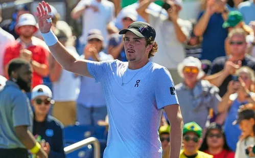 
          Imagem ilustrativa da imagem João Fonseca passa mal, vence na estreia no US Open e supera marca de Nadal
          