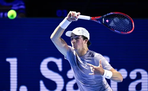 
          Imagem ilustrativa da imagem João Fonseca supera espanhol, é campeão na Suíça e fura o top 30
          