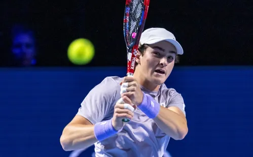 
          Imagem ilustrativa da imagem Fonseca entra no Top 30 mundial com a mesma idade de Federer e Djokovic
          