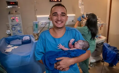 
          Imagem ilustrativa da imagem João Gomes rebate críticas de prefeita após cancelar show para ver o filho nascer
          