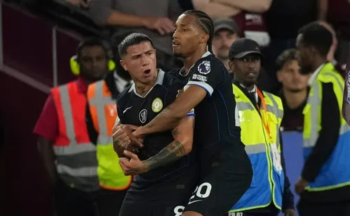 
          Imagem ilustrativa da imagem João Pedro balança a rede, Estêvão dá assistência e Chelsea goleia o West Ham
          