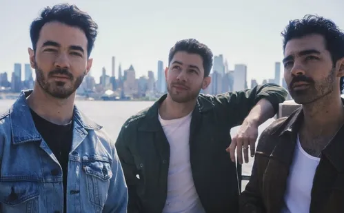 
          Imagem ilustrativa da imagem Jonas Brothers celebra a volta às origens em novo álbum
          