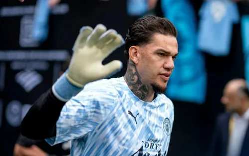 
          Imagem ilustrativa da imagem Jornal francês crava Donnarumma no Manchester City e indica saída de Ederson
          