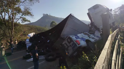 
          Imagem ilustrativa da imagem Jovem fica preso às ferragens após carreta tombar e atingir carro e viatura no ES
          