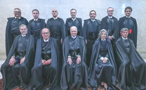 
          Imagem ilustrativa da imagem “Judiciário não é submisso ao populismo”, diz Fachin em posse do STF
          