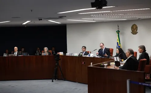 
          Imagem ilustrativa da imagem Julgamento da trama golpista: defesa de Bolsonaro aposta em duas frentes; entenda
          