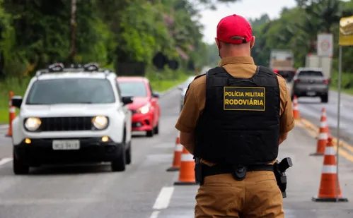 
          Imagem ilustrativa da imagem Justiça afasta 10 policiais rodoviários por propinas via Pix de motoristas
          