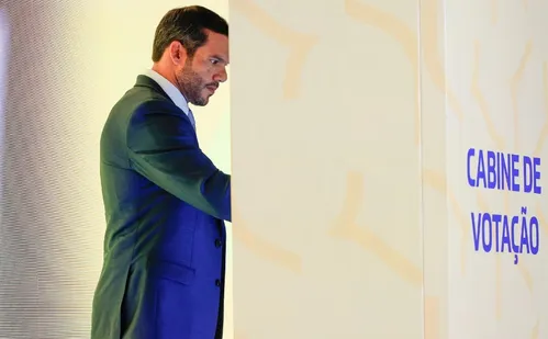 
          Imagem ilustrativa da imagem Justiça eleitoral suspende investigação sobre presidente da CBF
          
