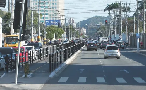 
          Imagem ilustrativa da imagem Leitão da Silva vai ter obra de substituição de asfalto durante a madrugada
          