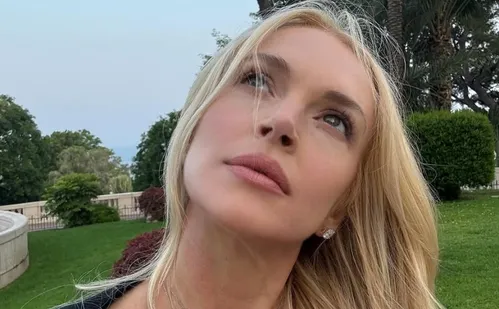 
          Imagem ilustrativa da imagem Lindsay Lohan desabafa sobre perseguição da mídia nos anos 2000: 'assustador'
          