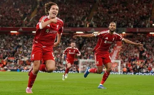 
          Imagem ilustrativa da imagem Liverpool abre Premier League com vitória suada sobre Bournemouth
          