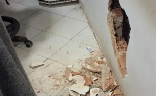 
          Imagem ilustrativa da imagem Lotérica é invadida, cofre é esvaziado e itens de segurança são levados em Fundão
          