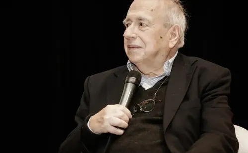 
          Imagem ilustrativa da imagem Luis Fernando Verissimo é internado em UTI em hospital de Porto Alegre
          