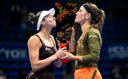 
          Imagem ilustrativa da imagem Luisa Stefani vence WTA 500 de Tóquio e leva 4º título na temporada
          