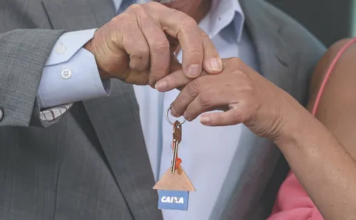 
          Imagem ilustrativa da imagem Lula cobra programa com moradias para classe média
          