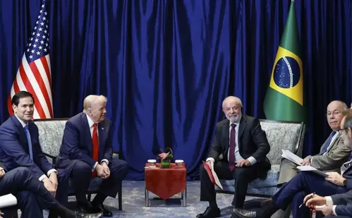 
          Imagem ilustrativa da imagem Lula propôs ser interlocutor entre EUA e Venezuela, diz chanceler
          