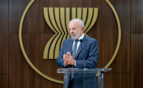 
          Imagem ilustrativa da imagem Lula quer discutir com Trump a punição dada a ministros do STF
          