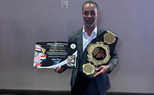 
          Imagem ilustrativa da imagem Lutador Laécio Nunes homenageado nos EUA
          