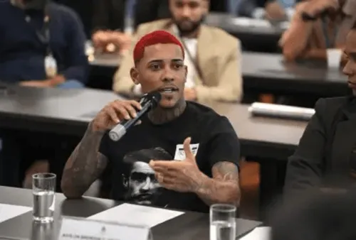 
          Imagem ilustrativa da imagem MC Poze diz em CPI que criminosos devolveram carro roubado por ele ser ‘fenomenal e gigante’
          