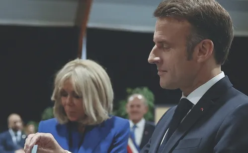 
          Imagem ilustrativa da imagem Macron vai apresentar 'prova científica' de que sua esposa nasceu mulher
          
