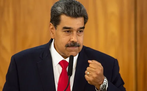 
          Imagem ilustrativa da imagem Maduro aparece de farda e se diz pronto para se defender dos EUA
          