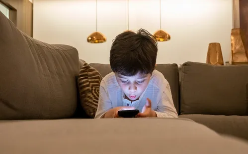 
          Imagem ilustrativa da imagem Pesquisa aponta: maioria das crianças passa mais tempo em tela do que deveria
          