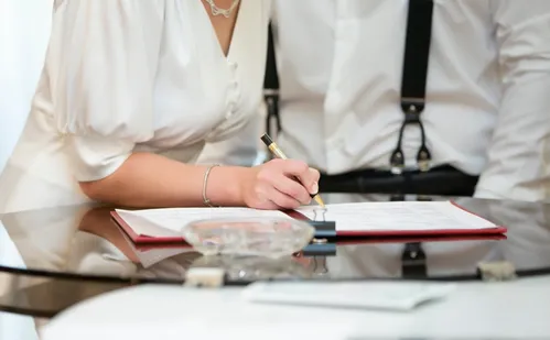 
          Imagem ilustrativa da imagem Mais de 2 mil buscam cartórios para fazer contratos de pré-casamento
          