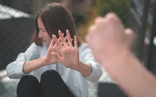 
          Imagem ilustrativa da imagem Mais de mil mulheres denunciam ameaças, perseguição e violência
          