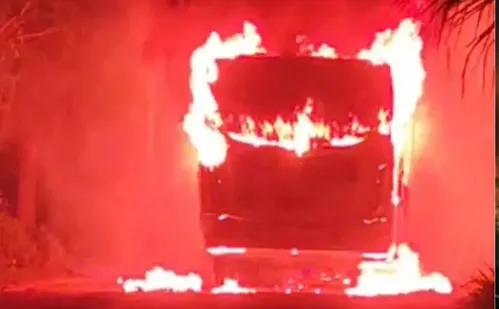 
          Imagem ilustrativa da imagem Mais um ônibus é incendiado após suspeito morrer em confronto com a PM na Serra
          