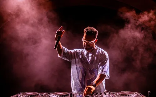 
          Imagem ilustrativa da imagem Matrix vai tremer com show de Dennis!
          