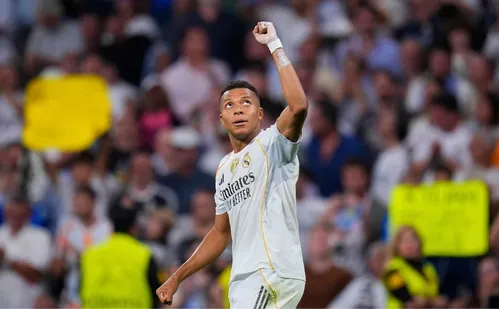 
          Imagem ilustrativa da imagem Mbappé faz 2 e Real Madrid vira sobre Marselha na Champions; Juventus busca empate
          