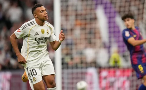 
          Imagem ilustrativa da imagem Mbappé perde pênalti, Vini explode, mas Real vence Barça e encerra jejum
          