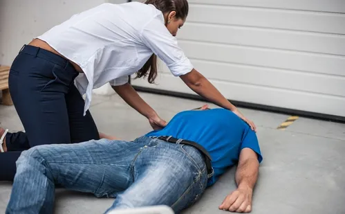 
          Imagem ilustrativa da imagem Médicos dizem quando se preocupar com o desmaio
          