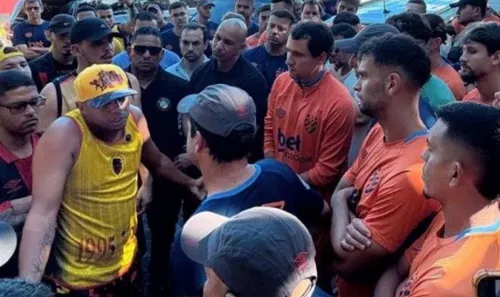 
          Imagem ilustrativa da imagem Membro da torcida Jovem do Sport é preso por invasão do CT e ameaça aos jogadores
          