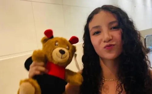 
          Imagem ilustrativa da imagem Menina de 14 anos morre após cirurgias plásticas sem consentimento do pai
          