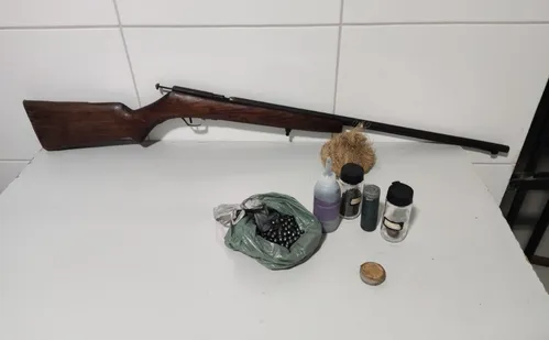 
          Imagem ilustrativa da imagem Menina mantida em cárcere pelo pai teve filho com ele e foi encontrada desnutrida
          