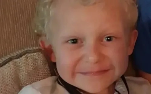 
          Imagem ilustrativa da imagem Menino de 12 anos morre após inalar desodorante em desafio do TikTok
          