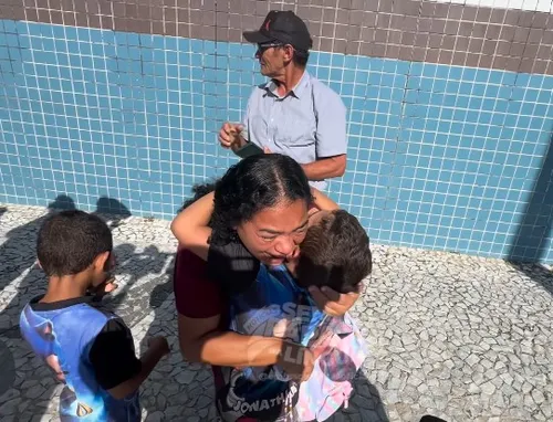 
          Imagem ilustrativa da imagem Menino de 7 anos que desapareceu em Candeias no sábado, é entregue à família
          