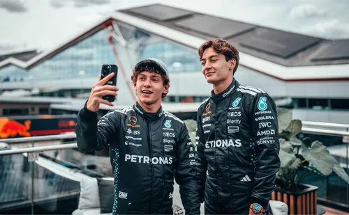 
          Imagem ilustrativa da imagem Mercedes confirma Russell e Antonelli para próxima temporada da Fórmula 1
          