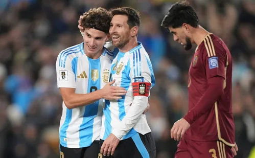 
          Imagem ilustrativa da imagem Messi celebra noite mágica em adeus na Argentina
          