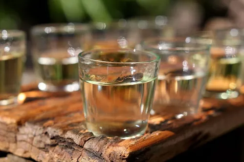 
          Imagem ilustrativa da imagem Sem o controle da indústria legal, produto expõe consumidor de bebidas a risco
          