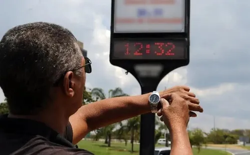 
          Imagem ilustrativa da imagem Ministro de Minas e Energia descarta volta do horário de verão
          