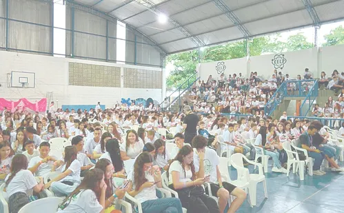 
          Imagem ilustrativa da imagem Missa, adoração e explosão de cores no Emanuel Fest
          